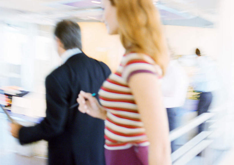 西方人,四个人,同事,商务人士,商务男性,商务女性,办公室,站,横图,室内,白天,侧面,衬衫,成功,合作,团队,集体,信心,欧洲,欧洲人,握,套装,朦胧,模糊,笔,材料,档案,文件,拿,拿着,注视,队伍,资料,观察,看,站着,握着,观看,察看,领导,成就,关注,文档,商务装,合伙,领袖,工薪阶层,男人,男性,年轻男性,年轻女性,女人,女性,白种人,白领,上班族,站立,半身,彩图,衬衣