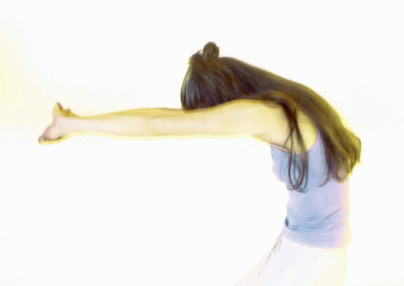 西方人,一个人,站,横图,室内,白天,白色背景,正面,欧洲,欧洲人,仅一个年轻女性,仅一个女性,仅一个人,低头,站着,伸手,摄影,影棚,年轻女性,女人,女性,白种人,半身,彩图,影棚拍摄,拍摄