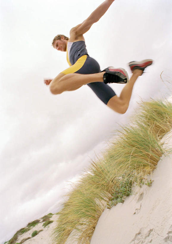 西方人,一个人,跳,竖图,室外,白天,仰视,锻炼,运动,跳远,草地,植物,欧洲,欧洲人,仅一个男性,仅一个人,云,云朵,沙地,半空,云彩,草,仅一个年轻男性,蓝色,绿色,白云,蓝天,天空,天,晴朗,体育,男人,男性,年轻男性,白种人,晴空,跳跃,彩图,低角度拍摄,全身,健身