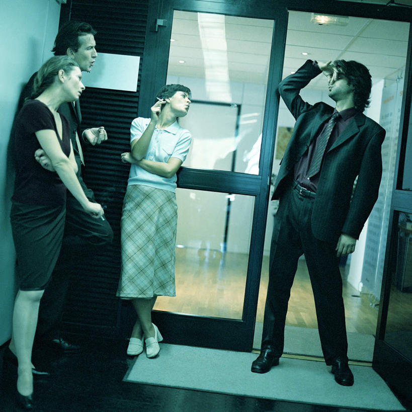 西方人,鼻子,四个人,同事,商务人士,商务男性,商务女性,站,吸烟,捏,方图,室内,白天,正面,衬衫,成功,合作,团队,集体,信心,门,香烟,欧洲,欧洲人,套装,拿,捏着,拿着,队伍,门框,站着,烟,休息室,领导,公司,成就,商务装,合伙,领袖,工薪阶层,吸烟区,男人,男性,年轻男性,年轻女性,女人,女性,白种人,鼻,鼻孔,白领,上班族,卷烟,烟草,纸烟,抽烟,彩图,全身,衬衣