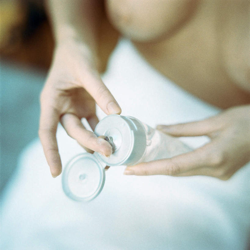 西方人,一个人,方图,室内,白天,正面,卧室,欧洲,欧洲人,仅一个年轻女性,仅一个女性,仅一个人,润肤露,浴巾,挤,拿,拿着,裸露,化妆品,赤裸,裹,裸,保湿露,年轻女性,女人,女性,白种人,半身,彩图,睡房,卧房