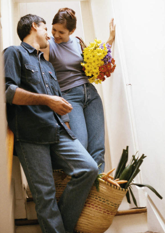 西方人,背,两个人,夫妻,家,站,竖图,室内,白天,正面,爱情,蔬菜,欧洲,欧洲人,握,盛开,包,篮子,皮包,房屋,屋子,走廊,菜篮,浪漫,拿,花蕾,拎,拿着,楼房,相视,住宅,花,花瓣,花朵,鲜花,黄色,红色,紫色,花苞,花蕊,背着,站着,面对面,恩爱,握着,恋人,对视,单肩包,相对,相看,男人,男性,年轻男性,年轻女性,女人,女性,白种人,情侣,彩图,全身,房子,伴侣,拎着