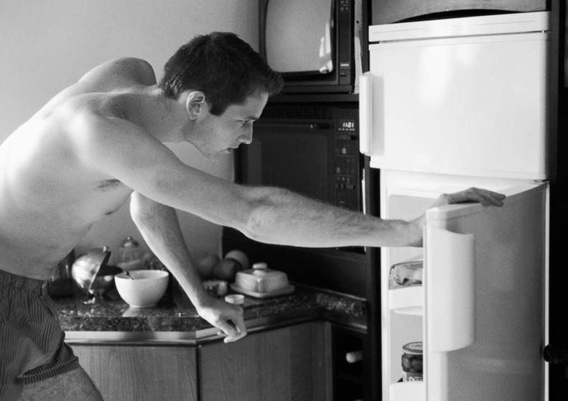 西方人,一个人,站,横图,黑白,室内,白天,侧面,厨房,门,苹果,水果,欧洲,欧洲人,仅一个男性,仅一个人,弯腰,新鲜,电器,烤箱,冰箱,生食,食品,果实,厨房用品,冷冻,裸露,冷柜,食物,仅一个年轻男性,冷藏柜,门框,碗,打开,站着,有机食品,绿色食品,冷藏,赤裸,储藏,家电,家用电器,裸,弯身,保鲜,男人,男性,年轻男性,白种人,半身,灶间