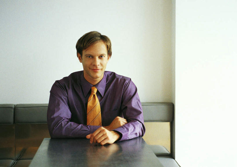 西方人,一个人,坐,笑,微笑,露齿笑,横图,室内,白天,正面,沙发,桌子,欧洲,欧洲人,仅一个男性,仅一个人,注视,仅一个年轻男性,一个,观察,看,靠,靠着,休息室,单个,观看,察看,关注,男人,男性,年轻男性,白种人,坐着,半身,彩图,皮沙发