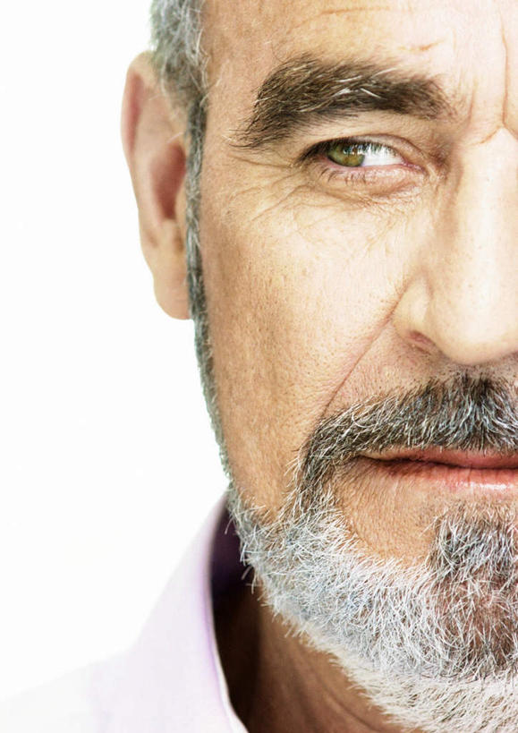 西方人,脸,脸颊,一个人,竖图,室内,特写,白天,白色背景,正面,欧洲,欧洲人,仅一个男性,仅一个人,仅一个老年男性,摄影,影棚,老年男性,男人,男性,白种人,脸部,脸蛋,面部,半身,彩图,影棚拍摄,拍摄