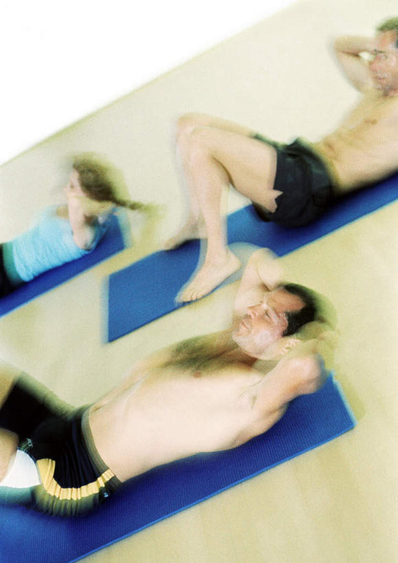 西方人,三个人,健身房,躺,仰卧起坐,竖图,室内,白天,正面,锻炼,运动,地板,欧洲,欧洲人,朦胧,模糊,地面,木地板,蓝色,垫子,卧着,体育,男人,男性,女人,女性,中年男性,中年女性,白种人,躺着,卧,仰卧,半身,彩图,健身,健身馆