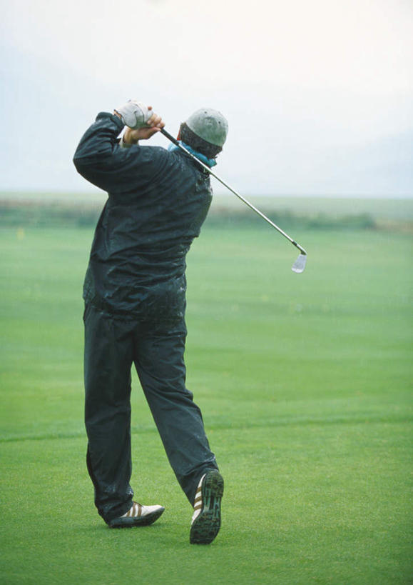 西方人,一个人,站,竖图,室外,白天,旅游,度假,帽子,欧洲,欧洲人,仅一个男性,仅一个人,仅一个中年男性,戴,握,高尔夫,高尔夫球,云,云朵,球场,拿,云彩,拿着,注视,娱乐,运动帽,高尔夫球场,背面,蓝色,白云,蓝天,天空,手套,天,观察,看,站着,享受,休闲,鸭舌帽,放松,握着,晴朗,观看,戴着,察看,挥动,高尔夫球杆,关注,绿茵场,户外运动,高尔夫运动,高尔夫球具,男人,男性,中年男性,白种人,晴空,站立,彩图,全身