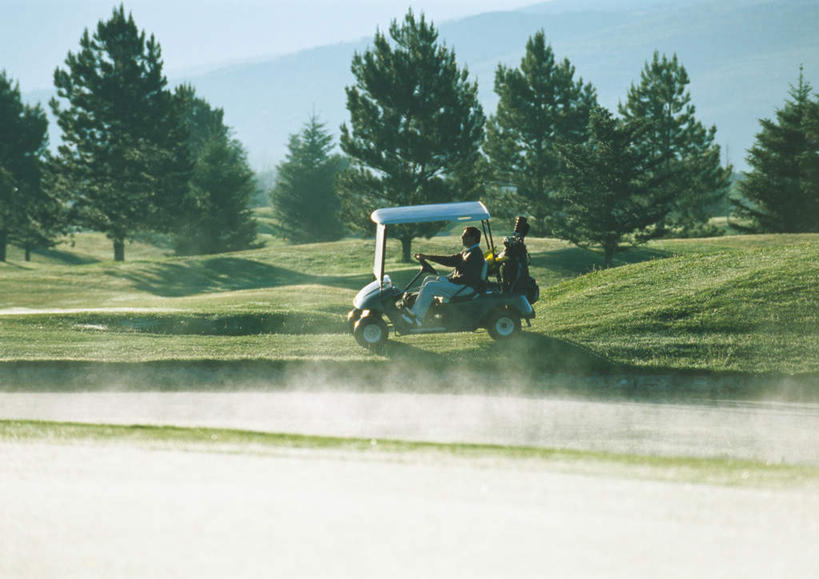 西方人,一个人,坐,横图,室外,白天,正面,旅游,度假,山,山脉,植物,欧洲,欧洲人,仅一个男性,仅一个人,仅一个中年男性,山峰,球场,沙地,山峦,注视,娱乐,高尔夫球场,树,树木,绿色,自然,交通工具,群山,观察,开车,看,享受,休闲,放松,生长,成长,观看,察看,关注,杉树,高尔夫车,绿茵场,户外运动,高尔夫球杆包,高尔夫拉杆箱,高尔夫拉杆包,高尔夫球车,高尔夫观光车,高尔夫用品,男人,男性,中年男性,白种人,坐着,半身,彩图