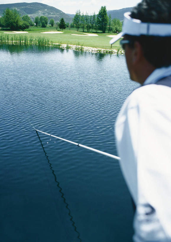 西方人,一个人,站,竖图,室外,白天,旅游,度假,山,山脉,帽子,欧洲,欧洲人,仅一个男性,仅一个人,仅一个中年男性,戴,握,墨镜,眼镜,池塘,山峰,水塘,球场,山峦,拿,拿着,注视,娱乐,高尔夫球场,背面,天空,太阳镜,太阳眼镜,群山,天,观察,看,站着,享受,休闲,遮阳镜,放松,握着,晴朗,观看,手杖,戴着,察看,关注,搜索,绿茵场,户外运动,万里无云,男人,男性,中年男性,白种人,晴空,晴空万里,站立,半身,彩图