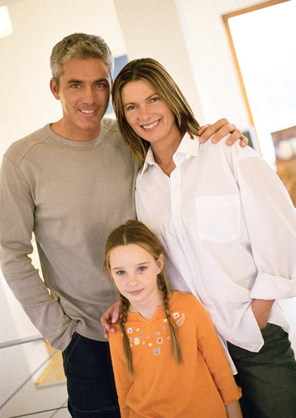 西方人,儿童,三个人,家庭,母亲,父亲,女儿,客厅,站,竖图,室内,白天,正面,纯洁,欧洲,欧洲人,注视,小孩,观察,看,站着,温暖,温馨,父女,母女,三口之家,一家人,父爱,可爱,母爱,童年,童趣,观看,和睦,察看,起居室,搂着,关注,童真,烂漫,无邪,天真,男人,男性,年轻男性,年轻女性,女孩,女人,女性,白种人,孩子,年轻人,插兜,搂,手插兜,手放口袋,站立,半身,彩图,融洽,女生