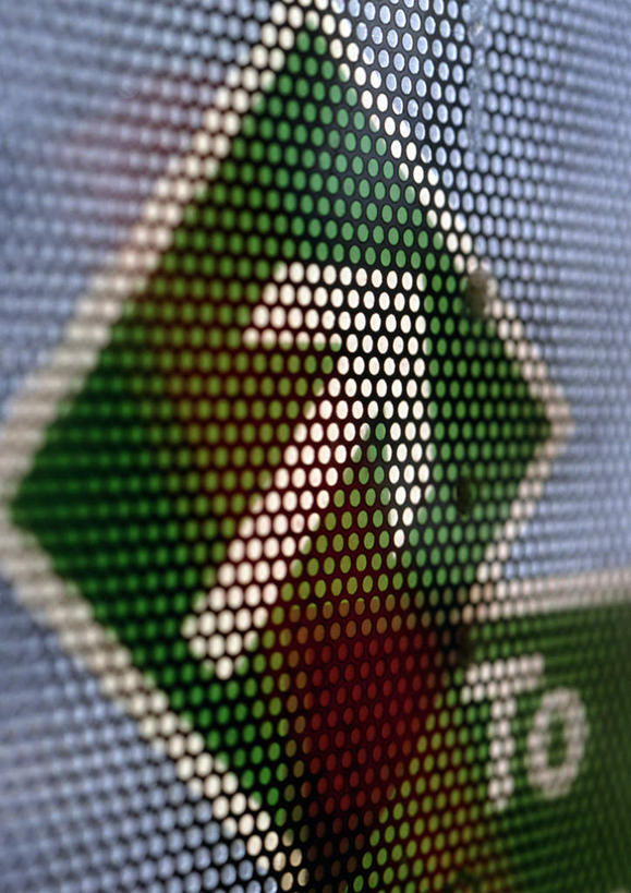 无人,竖图,室内,白天,正面,指示牌,标志,网,文字,字符,字母,铁丝网,方向,标识,箭头,两个,绿色,禁止,指向,限制,簇,彩图