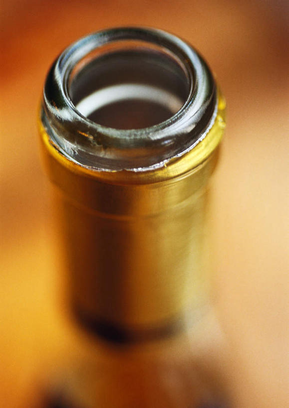 葡萄酒,无人,酒吧,竖图,俯视,室内,特写,白天,朦胧,模糊,酒类,红酒瓶,玻璃制品,酒,酒瓶,饮料,玻璃瓶,瓶子,打开,一瓶,开启,彩图,高角度拍摄,酒吧间,酒馆