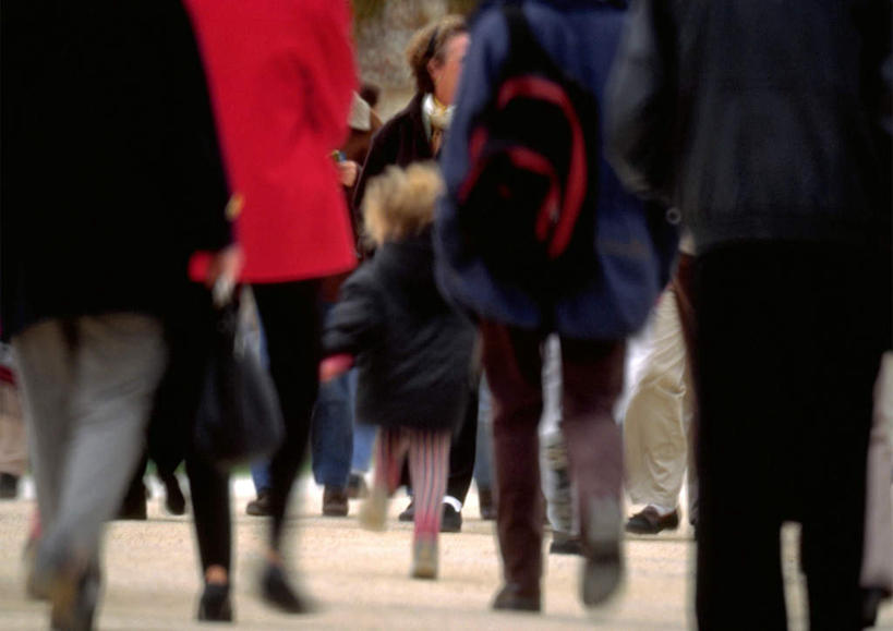 西方人,儿童,走,横图,室外,白天,道路,路,公路,欧洲,欧洲人,朦胧,模糊,交通,许多人,拥挤,小孩,背面,一群人,喧嚣,嘈杂,男人,男性,年轻男性,年轻女性,女孩,女人,女性,白种人,孩子,马路,步行,散步,走路,半身,彩图,女生