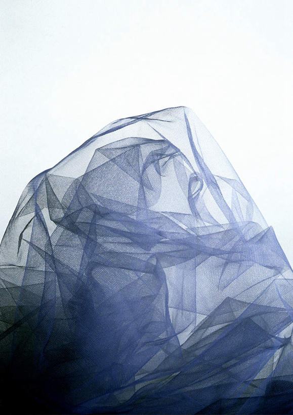 无人,竖图,俯视,室内,特写,白天,白色背景,纺织品,一条,朦胧,模糊,布,绸缎,织物,纺织,摄影,影棚,轻薄,布匹,丝织品,彩图,高角度拍摄,影棚拍摄,拍摄