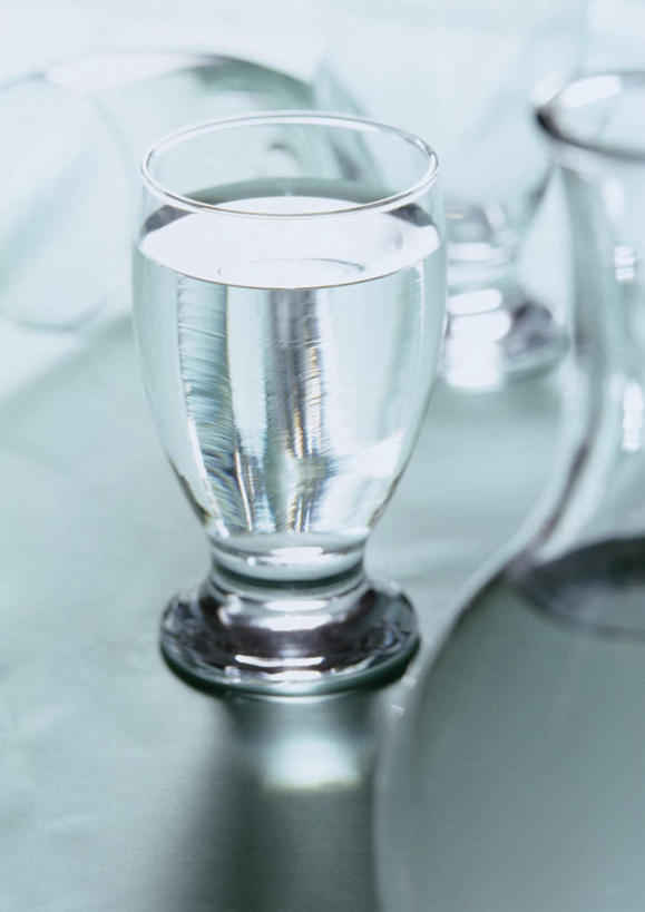 无人,竖图,俯视,室内,特写,白天,餐桌,桌子,静物,杯子,朦胧,模糊,罐子,玻璃制品,玻璃瓶,瓶子,水杯,餐台,玻璃杯,彩图,高角度拍摄