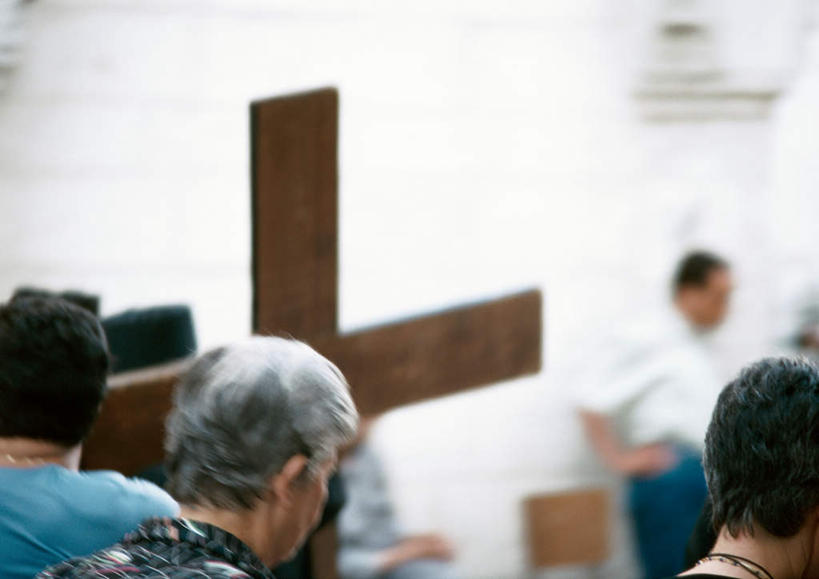 四个人,教堂,站,横图,室内,白天,以色列,亚洲,节日,十字架,注视,文化,背面,观察,看,祈祷,站着,健康,许愿,宗教,信仰,观看,纪念,祈求,察看,基督教,关注,天主教,西亚,信念,以色列国,平安,男人,男性,年轻男性,年轻女性,女人,女性,阿拉伯人,白种人,亚洲人,站立,半身,彩图,大教堂,礼拜堂