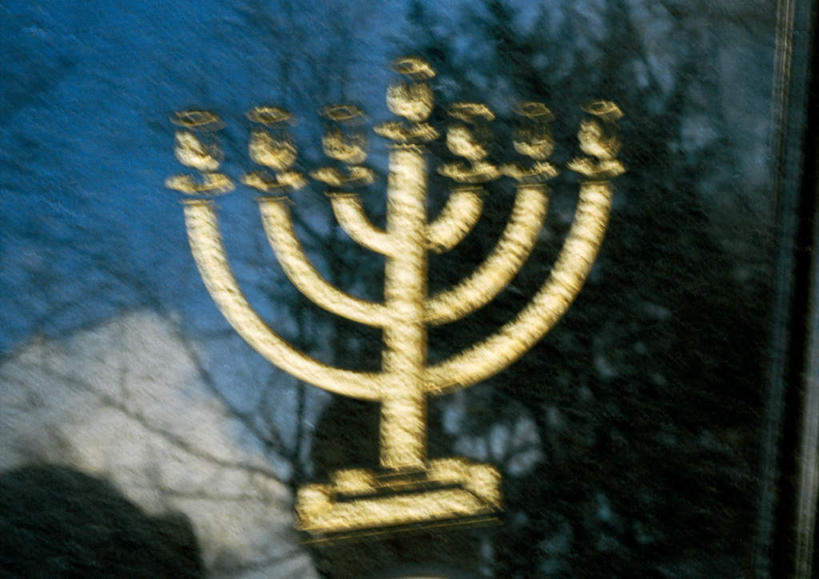 无人,横图,室外,白天,正面,雕塑,阴影,节日,艺术,装饰,反射,雕刻,雕像,影子,烛台,文化,石雕,工艺品,祈祷,健康,许愿,宗教,信仰,纪念,祈求,美术,主题,陈列,犹太教,功能,美学,犹太教灯台,犹太教九灯烛台,再献圣殿节灯台,平安,彩图