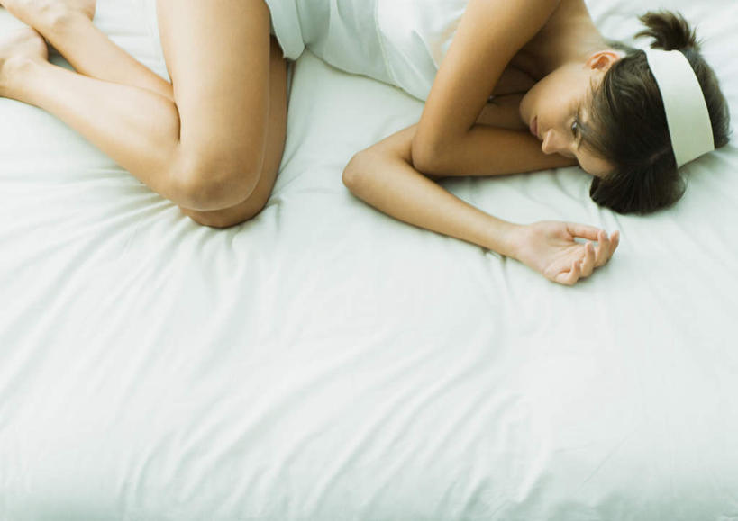 一个人,躺,横图,俯视,室内,白天,裙子,床,卧室,仅一个年轻女性,仅一个女性,仅一个人,蜷缩,连衣裙,床单,被子,白色,单人床,吊带裙,被单,卧着,年轻女性,女人,女性,躺着,卧,半身,彩图,高角度拍摄,睡房,卧房