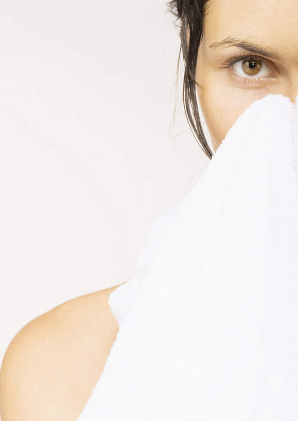 西方人,一个人,站,竖图,室内,特写,白天,白色背景,正面,欧洲,欧洲人,仅一个年轻女性,仅一个女性,仅一个人,拿,拿着,注视,裸露,毛巾,观察,看,站着,摄影,影棚,赤裸,观看,察看,关注,裸,年轻女性,女人,女性,白种人,站立,半身,彩图,影棚拍摄,拍摄,捂着