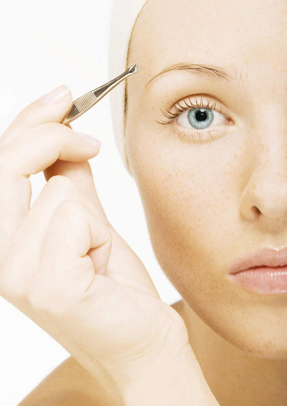 西方人,眉毛,一个人,站,竖图,室内,特写,白天,白色背景,正面,欧洲,欧洲人,仅一个年轻女性,仅一个女性,仅一个人,戴,握,镊子,拿,拿着,注视,发带,裸露,发箍,观察,看,站着,握着,摄影,影棚,赤裸,观看,拔,戴着,察看,关注,裸,年轻女性,女人,女性,白种人,眉,眼眉,站立,半身,彩图,影棚拍摄,拍摄,眼眉毛