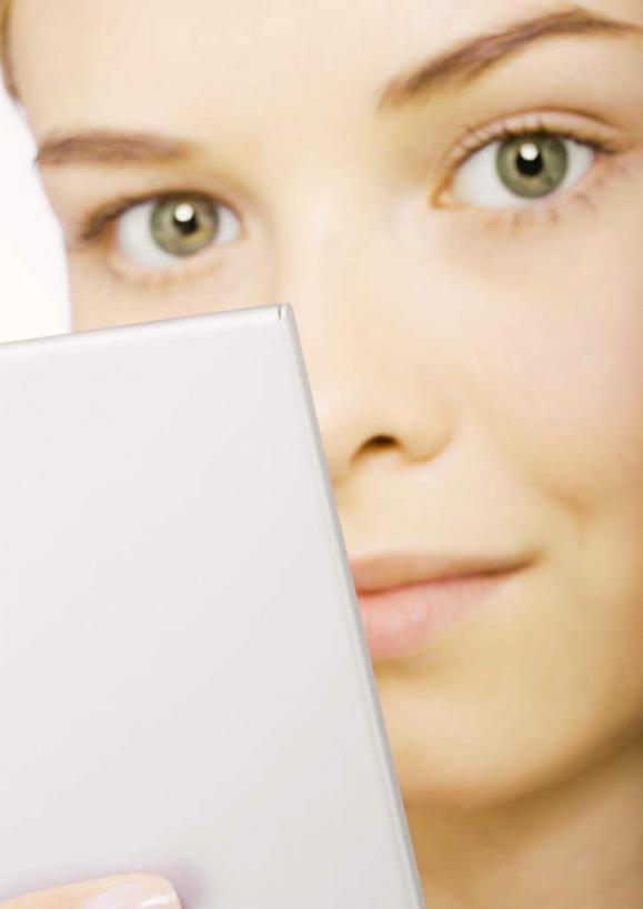 西方人,一个人,竖图,室内,特写,白天,白色背景,正面,化妆,美容,镜子,欧洲,欧洲人,仅一个年轻女性,仅一个女性,仅一个人,护肤,握,反射,粉饼,拿,化妆盒,拿着,注视,化妆镜,观察,看,保养,享受,休闲,放松,握着,摄影,影棚,观看,镜像,察看,镜面,关注,养颜,光学,年轻女性,女人,女性,白种人,半身,彩图,影棚拍摄,拍摄