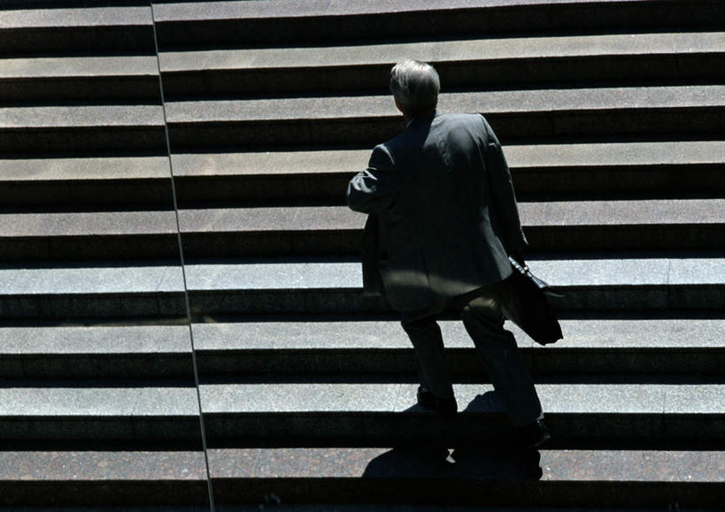 西方人,一个人,商务人士,商务男性,站,横图,俯视,室外,白天,衬衫,楼梯,欧洲,欧洲人,仅一个男性,仅一个人,套装,包,公文包,阶梯,拎,台阶,站着,仅一个老年男性,公事包,商务装,工薪阶层,老年男性,男人,男性,白种人,白领,上班族,站立,彩图,高角度拍摄,全身,衬衣,拎着