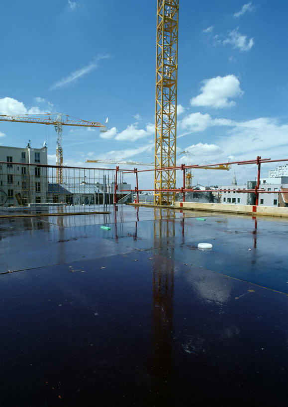 无人,竖图,室外,白天,正面,标志建筑,地标,建筑,云,云朵,建筑群,云彩,建设,蓝色,白云,蓝天,天空,天,起重机,晴朗,晴空,彩图,工地