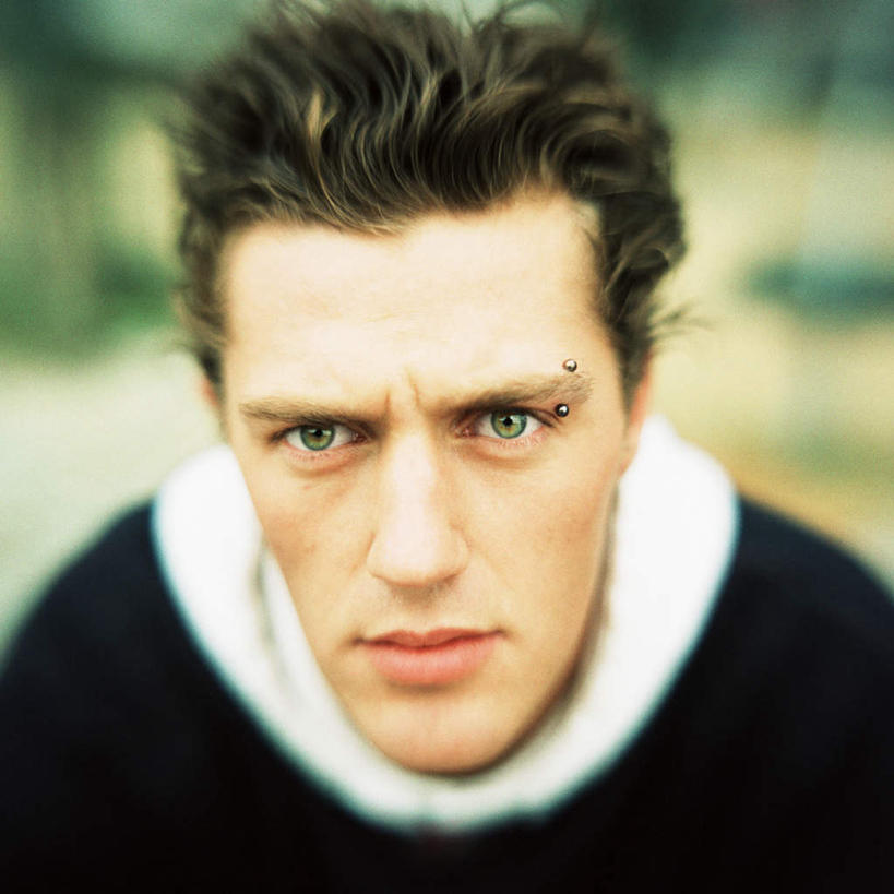 西方人,脸,头,脸颊,一个人,方图,室外,特写,白天,正面,欧洲,欧洲人,仅一个男性,仅一个人,朦胧,模糊,装饰,文化,仅一个年轻男性,朋克,眉钉,男人,男性,年轻男性,白种人,头部,脸部,脸蛋,面部,半身,彩图