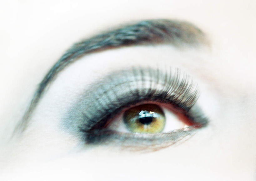 西方人,眼睛,眉毛,睫毛,一个人,横图,室内,特写,白天,正面,化妆,美容,欧洲,欧洲人,仅一个年轻女性,仅一个女性,仅一个人,护肤,绿色,彩妆,保养,享受,休闲,眼影,放松,养颜,年轻女性,女人,女性,白种人,睫,眉,眼睫毛,眼眉,半身,彩图,眼眉毛