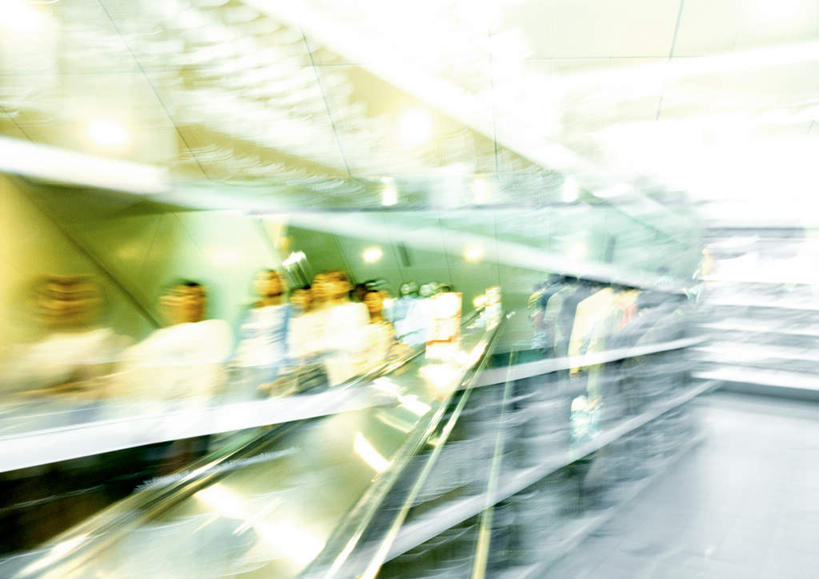 西方人,站,横图,室内,白天,正面,电梯,欧洲,欧洲人,朦胧,模糊,扶梯,灯光,许多人,顶灯,灯,灯具,站着,一群人,照明设备,男人,男性,年轻男性,年轻女性,女人,女性,白种人,站立,半身,彩图