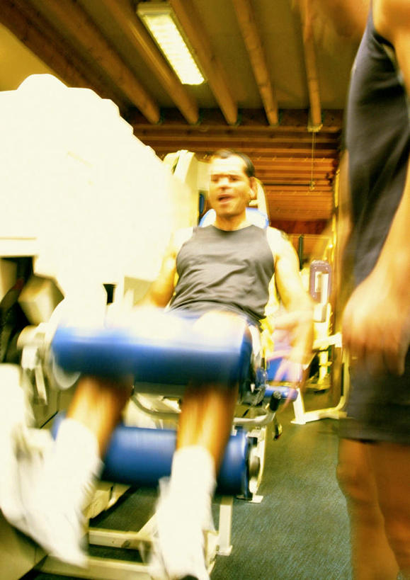 西方人,两个人,健身房,站,坐,竖图,室内,白天,正面,锻炼,运动,欧洲,欧洲人,灯光,吊灯,灯,灯具,站着,健身器械,照明设备,举重机,举重床,体育,男人,男性,年轻男性,白种人,站立,坐着,半身,彩图,健身,健身馆