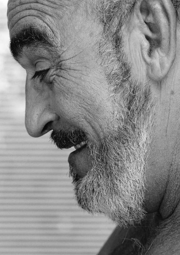 西方人,脸,头,脸颊,皱纹,胡须,一个人,笑,微笑,露齿笑,竖图,黑白,室内,特写,白天,侧面,欧洲,欧洲人,仅一个男性,仅一个人,仅一个老年男性,老年男性,男人,男性,白种人,头部,胡子,络腮胡,脸部,脸蛋,面部,半身