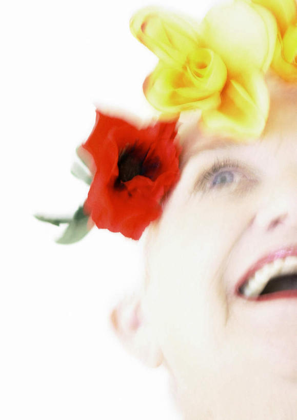 西方人,脸,头,脸颊,一个人,竖图,室内,特写,白天,正面,欧洲,欧洲人,仅一个女性,仅一个人,花环,注视,看,仅一个老年女性,花冠,关注,老年女性,女人,女性,白种人,头部,脸部,脸蛋,面部,抬头,仰头,半身,彩图