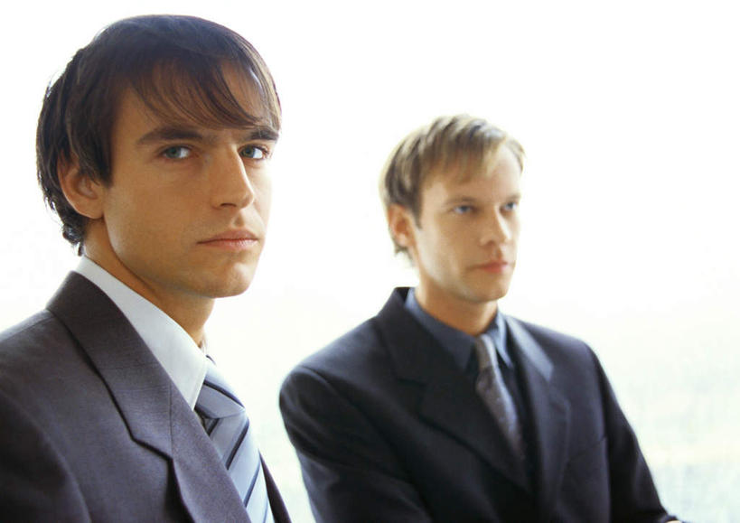 西方人,两个人,同事,商务人士,商务男性,站,竖图,室内,白天,正面,衬衫,成功,合作,团队,集体,信心,欧洲,欧洲人,套装,队伍,站着,领导,成就,商务装,合伙,领袖,工薪阶层,男人,男性,年轻男性,白种人,白领,上班族,站立,半身,彩图,衬衣