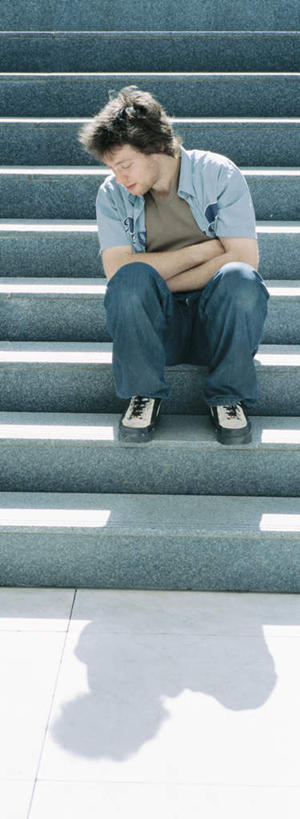 西方人,一个人,坐,双手交叉,竖图,室外,白天,正面,楼梯,欧洲,欧洲人,仅一个男性,仅一个人,阴影,光线,影子,阶梯,台阶,仅一个年轻男性,阳光,双手抱胸,男人,男性,年轻男性,白种人,坐着,彩图,全身