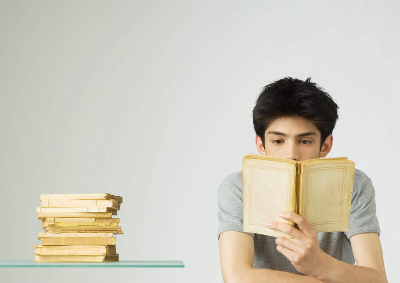 西方人,一个人,坐,横图,室内,白天,正面,看书,阅读,报纸,书籍,欧洲,欧洲人,仅一个男性,仅一个人,一堆,许多,握,学习,堆叠,堆积,墙,拿,拿着,休闲装,墙壁,墙面,仅一个年轻男性,灰色,书本,看,休闲,休闲服,读书,浏览,握着,堆,男人,男性,年轻男性,白种人,书,图书,坐着,半身,彩图