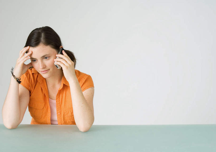 西方人,说,打电话,横图,室内,白天,正面,餐桌,桌子,电话,手机,欧洲,欧洲人,撑,握,墙,拿,拿着,休闲装,通讯设备,墙壁,墙面,休闲,休闲服,橙色,握着,餐台,撑着,交流,白种人,沟通,讲话,交谈,说话,谈话,通话,半身,彩图