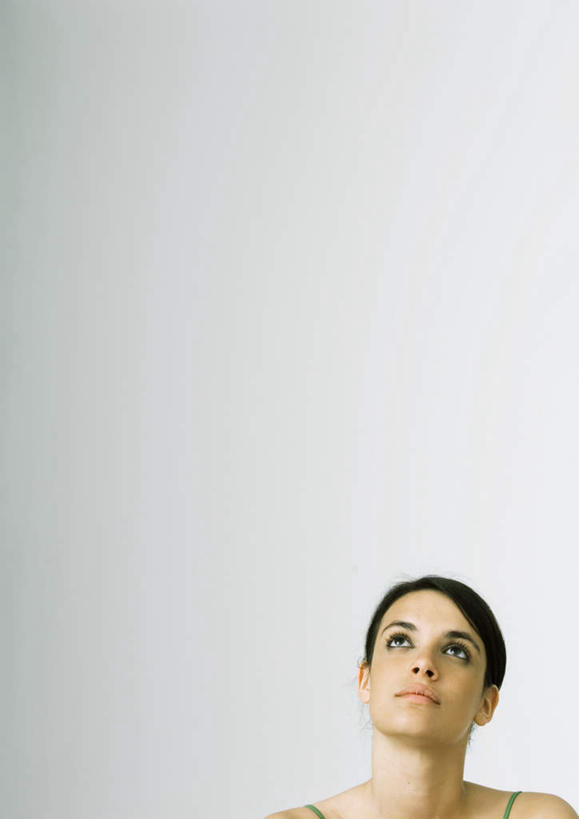 西方人,一个人,竖图,室内,白天,仰视,欧洲,欧洲人,仅一个年轻女性,仅一个女性,仅一个人,墙,注视,墙壁,墙面,看,关注,年轻女性,女人,女性,白种人,抬头,仰头,半身,彩图,低角度拍摄