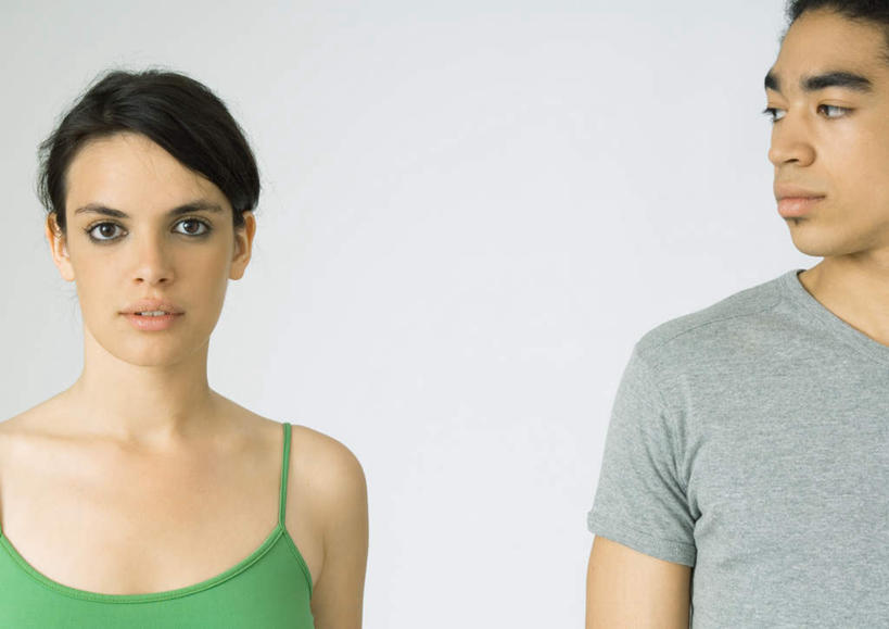 西方人,两个人,站,横图,室内,白天,正面,吊带,欧洲,欧洲人,休闲装,灰色,站着,休闲,休闲服,男人,男性,年轻男性,年轻女性,女人,女性,白种人,站立,半身,彩图