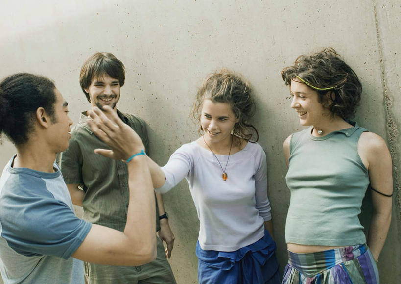 西方人,四个人,伙伴,朋友,站,笑,摸,微笑,露齿笑,横图,室外,白天,正面,友谊,欧洲,欧洲人,抚摸,击掌,墙,鼓励,墙壁,墙面,加油,手势,站着,打气,鼓舞,背手,友情,男人,男性,年轻男性,年轻女性,女人,女性,白种人,触摸,接触,站立,半身,彩图