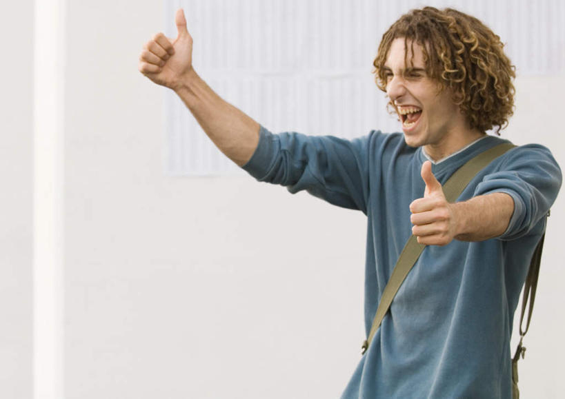 西方人,站,笑,微笑,露齿笑,横图,室内,白天,正面,兴奋,欧洲,欧洲人,包,皮包,墙,鼓励,墙壁,墙面,加油,手势,站着,张嘴,打气,单肩包,鼓舞,张大嘴巴,白种人,张开嘴,站立,半身,彩图,高兴