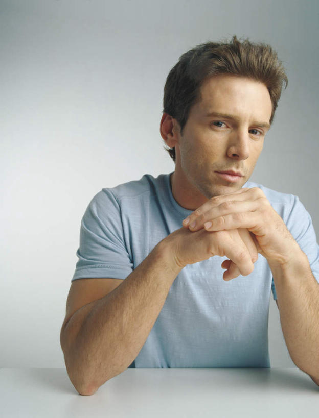 西方人,一个人,坐,竖图,室内,白天,正面,桌子,欧洲,欧洲人,仅一个男性,仅一个人,撑,灰色背景,仅一个年轻男性,摄影,影棚,撑着,男人,男性,年轻男性,白种人,坐着,半身,彩图,影棚拍摄,拍摄