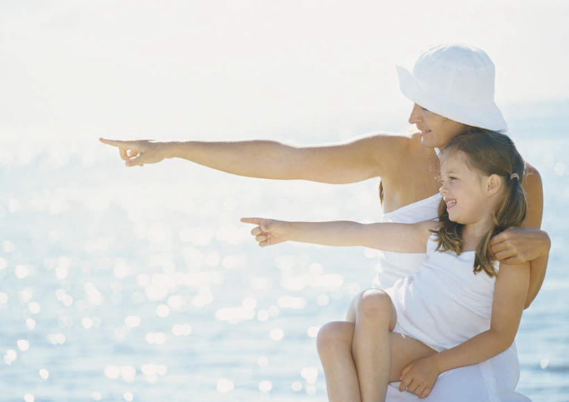 西方人,儿童,两个人,母亲,女儿,坐,抱,笑,微笑,露齿笑,横图,室外,白天,侧面,海浪,海洋,帽子,欧洲,欧洲人,指,浪花,水平线,海平线,方向,小孩,蓝色,蓝天,天空,海水,遮阳帽,天,手势,母女,母爱,晴朗,抱着,搂着,指向,海景,万里无云,年轻女性,女孩,女人,女性,白种人,大海,风浪,海,海水的波动,近岸浪,涌浪,晴空,晴空万里,怀抱,搂,搂抱,相抱,拥抱,坐着,半身,彩图,女生