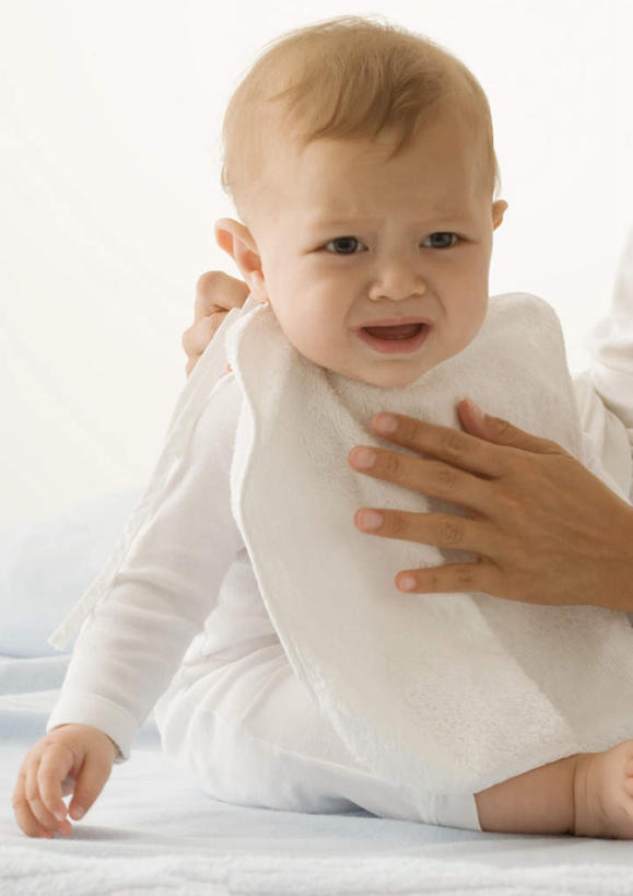 西方人,婴儿,儿童,两个人,家庭,母亲,儿子,摸,哭,竖图,室内,白天,正面,纯洁,床,卧室,欧洲,欧洲人,抚摸,床单,围兜,被子,小孩,温暖,温馨,母子,可爱,母爱,单人床,活泼,安慰,和睦,被单,宝宝,纯真,烂漫,无邪,亲子活动,亲子,伶俐,天真,男孩,男人,男性,年轻女性,女人,女性,白种人,孩子,触摸,接触,半身,彩图,哭泣,哭啼,睡房,卧房,融洽,男生,女生