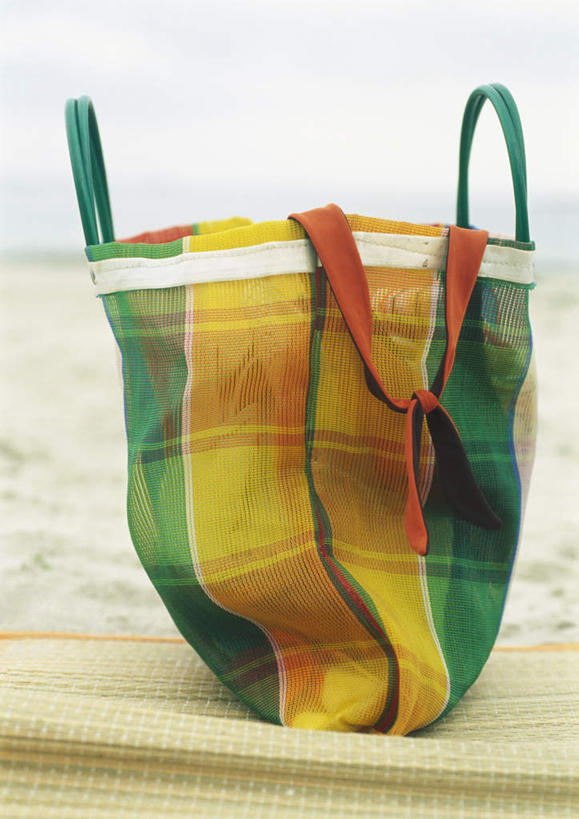 无人,竖图,室外,特写,白天,正面,购物,旅游,度假,消费,美景,沙滩,静物,袋子,包装袋,沙子,手提袋,席子,竹席,海岸,景观,购物袋,沙地,娱乐,一个,自然,享受,休闲,景色,放松,金融,单个,购买,自然风光,贸易,海滩,彩图