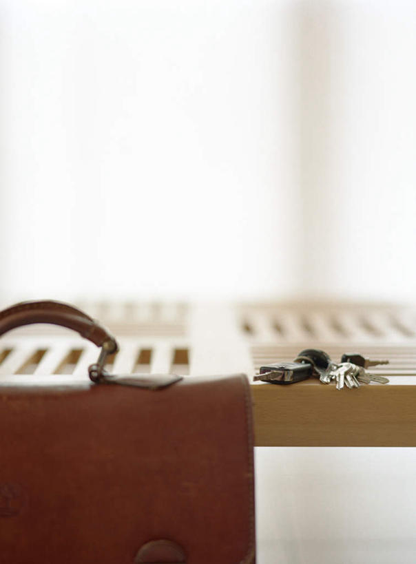 无人,竖图,室内,特写,白天,正面,餐桌,桌子,静物,一把,朦胧,模糊,包,公文包,褐色,皮革,钥匙,钥匙圈,一个,单个,餐台,公事包,彩图