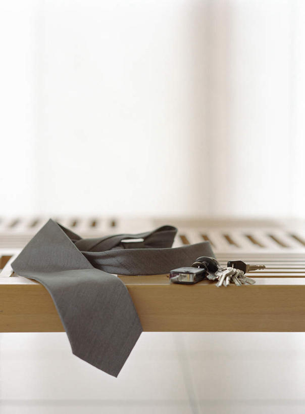 无人,竖图,室内,特写,白天,正面,工作服,制服,餐桌,桌子,静物,许多,朦胧,模糊,领带,钥匙,钥匙圈,一个,灰色,单个,餐台,工作制服,彩图,工作套服