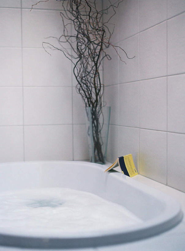 无人,竖图,室内,特写,白天,正面,植物,卫生间,浴室,静物,杯子,盆栽,记事本,盆景,玻璃制品,绿色,自然,本子,笔记本,水杯,生长,成长,面盆,淋浴房,玻璃杯,彩图,冲凉房,沐浴间,沐浴室