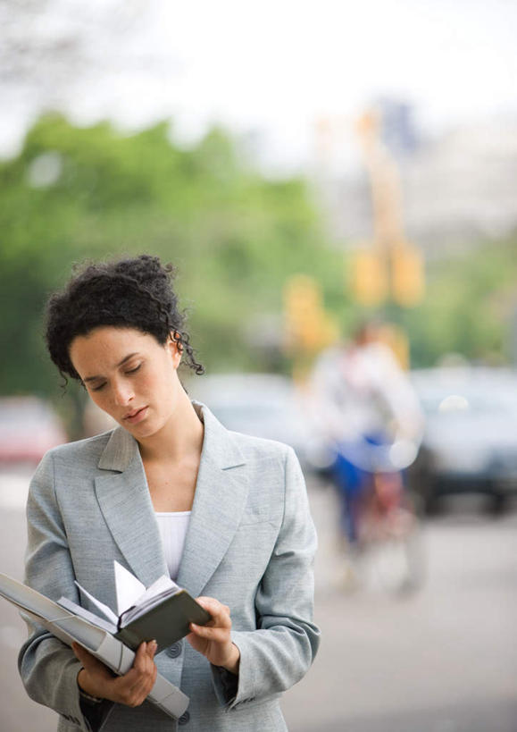 西方人,一个人,商务人士,商务女性,站,竖图,室外,白天,正面,植物,道路,街道,路,公路,汽车,欧洲,欧洲人,仅一个年轻女性,仅一个女性,仅一个人,握,套装,朦胧,模糊,材料,档案,文件,记事本,交通,拿,拿着,车,树,树木,绿色,自然,本子,笔记本,资料,交通工具,轿车,看,站着,读,握着,生长,成长,阅览,文档,商务装,工薪阶层,年轻女性,女人,女性,白种人,白领,上班族,马路,站立,半身,彩图