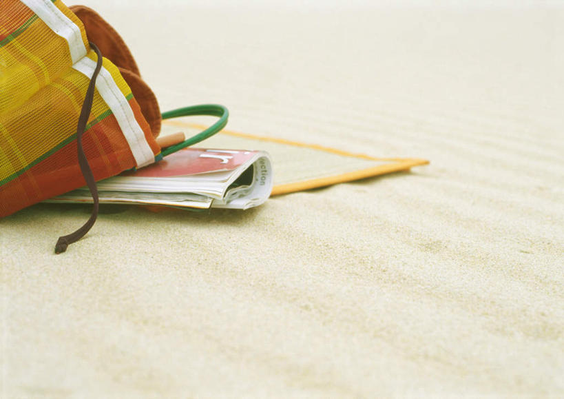 无人,横图,俯视,室外,特写,白天,阅读,沙滩,静物,杂志,学习,朦胧,模糊,包,皮包,沙子,毯子,海岸,沙地,看,读书,浏览,单肩包,海滩,彩图,高角度拍摄